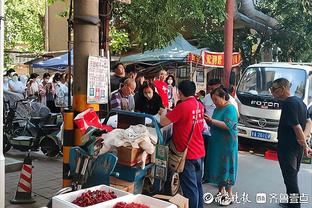 Tối nay cố lên! MC Thượng Hải kêu gọi toàn hội trường chúc mừng sinh nhật Đại vương, người sau cũng gửi lời chào tới người hâm mộ.